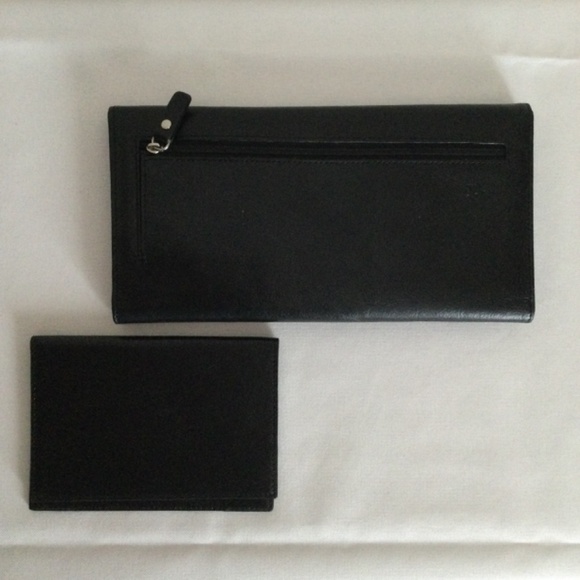 Leather Danier 2 in 1 Travel Wallet with Removable Passport Holder - Picture 6 of 6